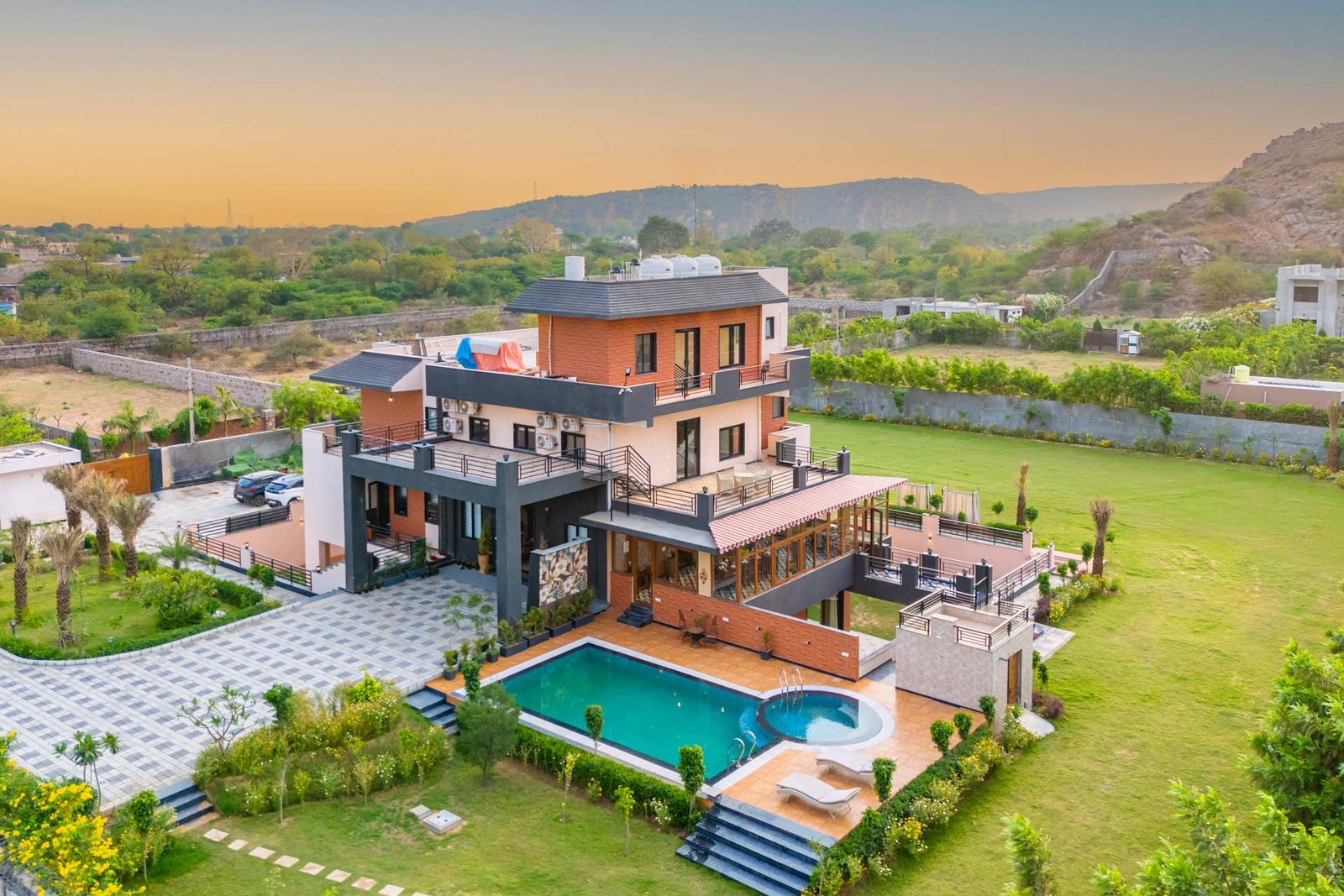 Luxury Farmhouse in Gurugram